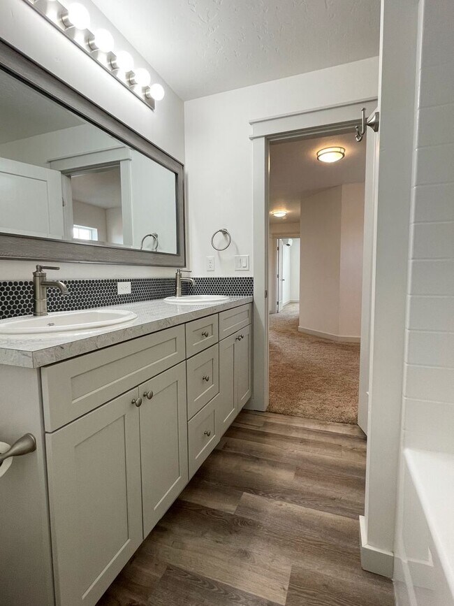 Building Photo - Beautiful3 bed 2,5 bath townhouse in Garden City