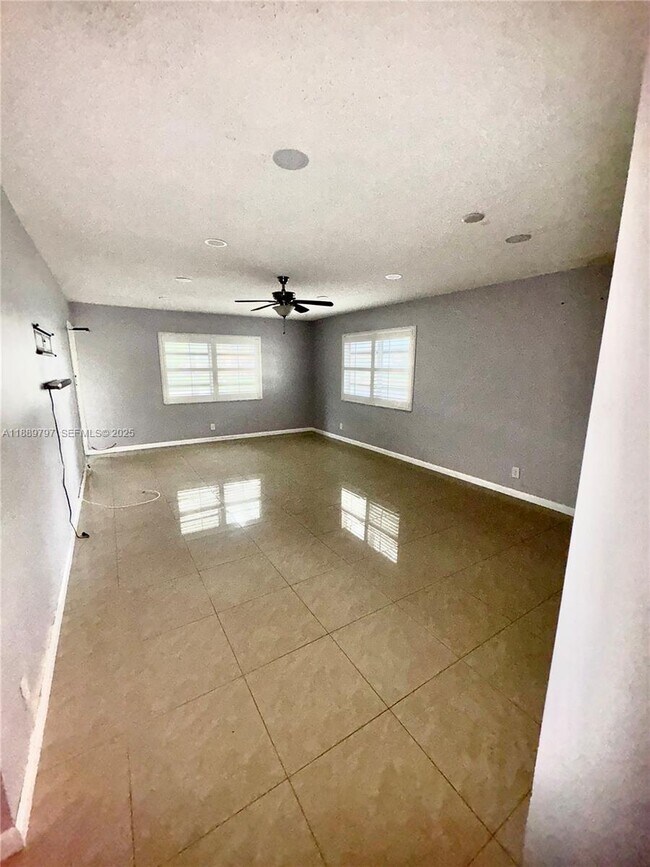 Building Photo - 5140 SW 40th Ave