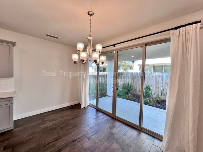 Building Photo - 1436 E Via Albero Dr