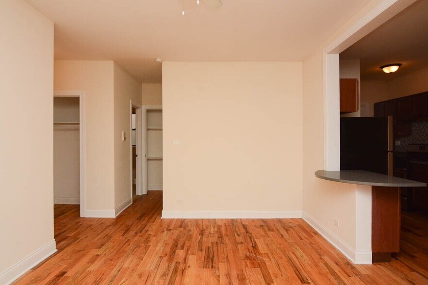 Building Photo - 629 W Cornelia Ave