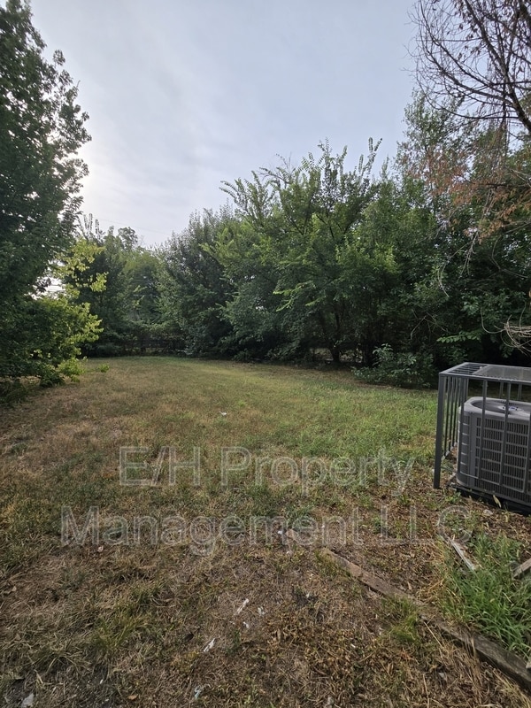Building Photo - 1338 N Volutsia