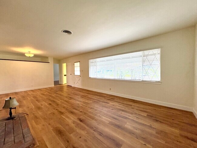Building Photo - Beautiful 3 Bedroom For Rent in Sacramento!