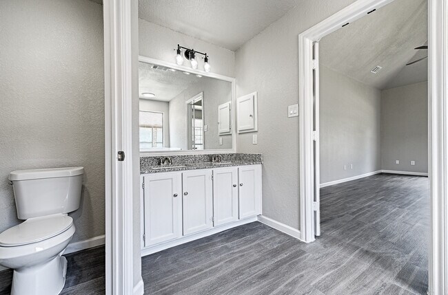 Building Photo - 2038 Biscayne Dr