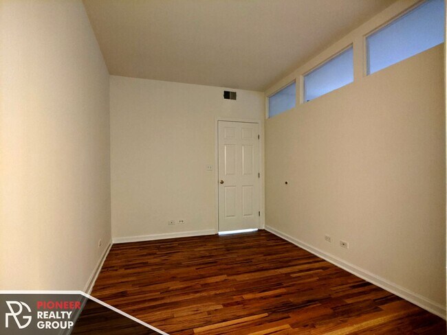 Building Photo - 917 W Dakin St