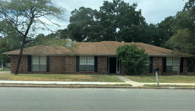 Building Photo - 2301 Raintree Dr