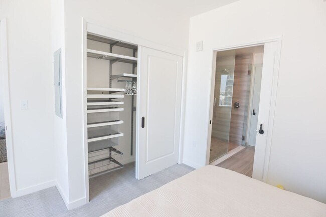 Building Photo - Luxurious Jewel high-rise condo unit; FULL...