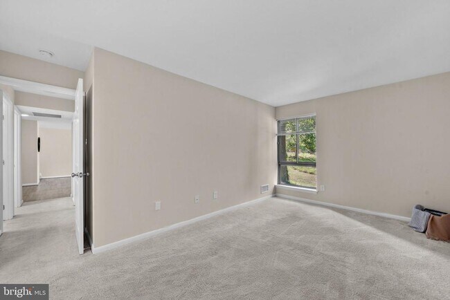 Building Photo - 11240 Chestnut Grove Square