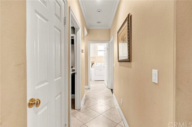 Building Photo - 9 Marisol