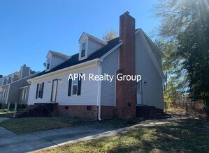 Building Photo - Rare 5 Bedroom Home
