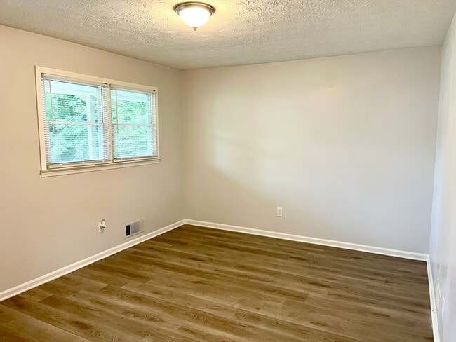 Building Photo - Welcome to this charming 2-bedroom, 1-bath...