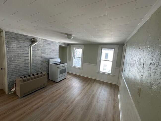 Building Photo - 83 Coombs St