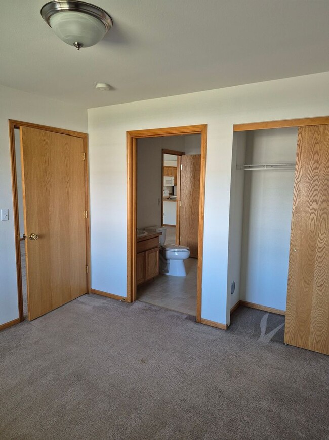 Building Photo - Cute Cottage in 55+ Community!