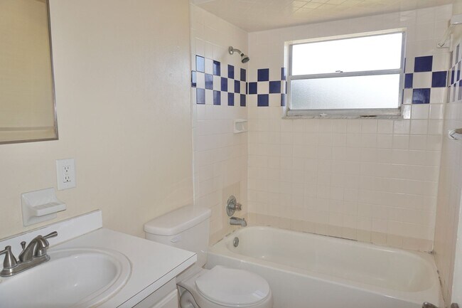 Building Photo - 2571-2575 Elm Ave