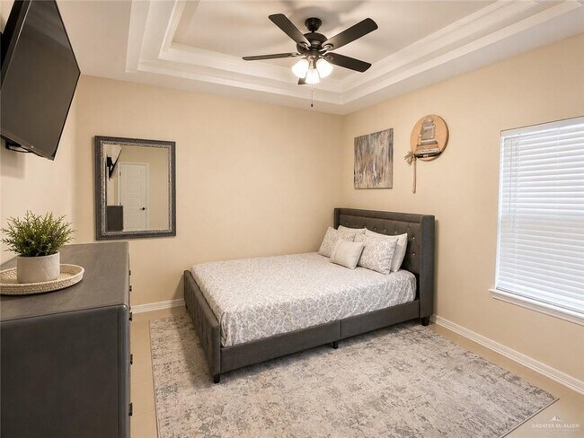 Building Photo - 13 E Imperial Oaks Dr