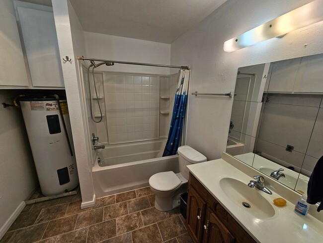 Building Photo - 602 1/2 2nd St.