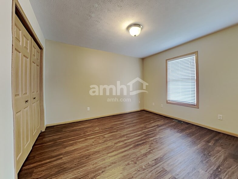 Building Photo - 3370 Redbud Dr