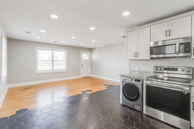 Building Photo - 2311 Bull St