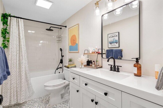 Building Photo - 2455 NE 51st St