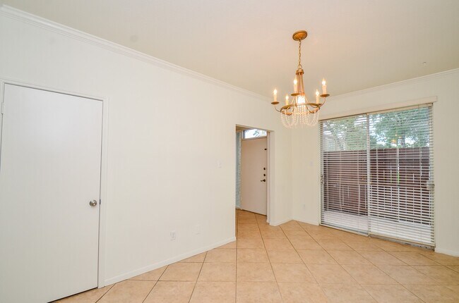 Building Photo - 2100 Tanglewilde St