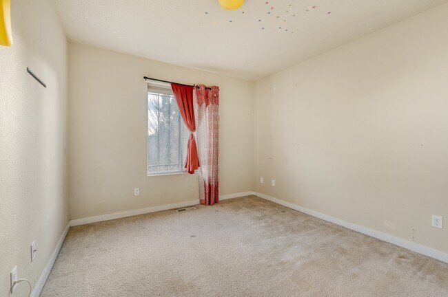 Building Photo - 590 SW 199th Ave