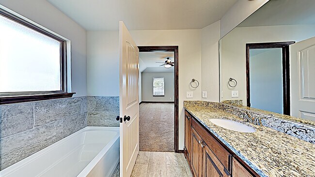 Building Photo - Very Nice 4 Bedroom 2 Bath Home in Mustang...