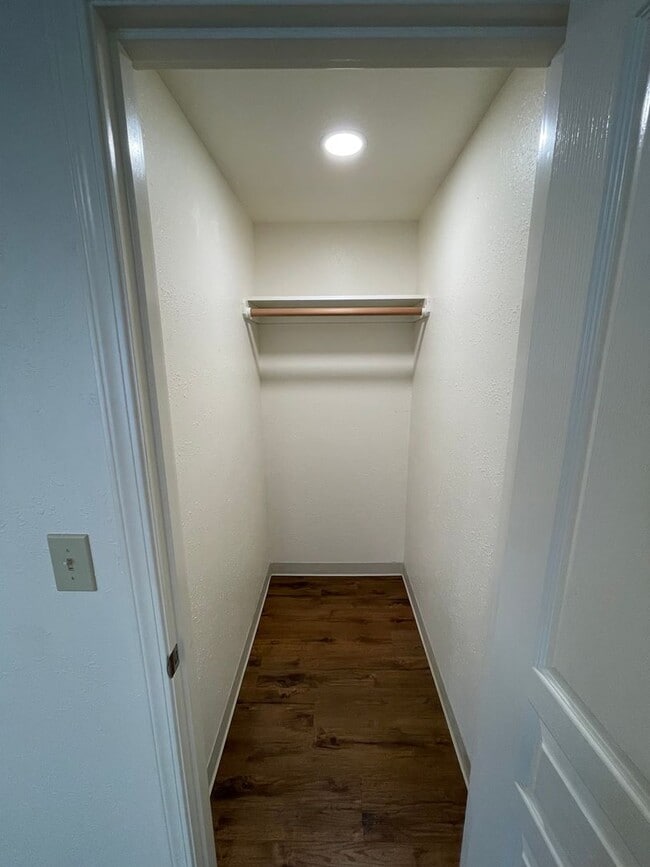Building Photo - Awesome studio apt downtown with full kitc...