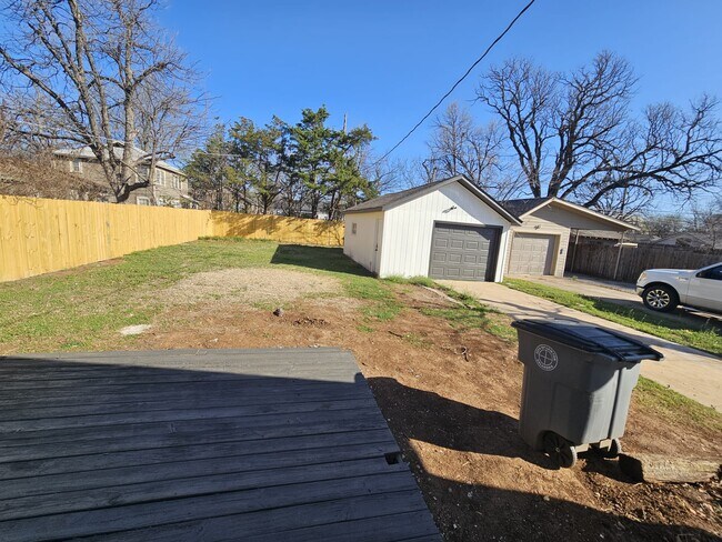 Building Photo - 707 NW Arlington Ave