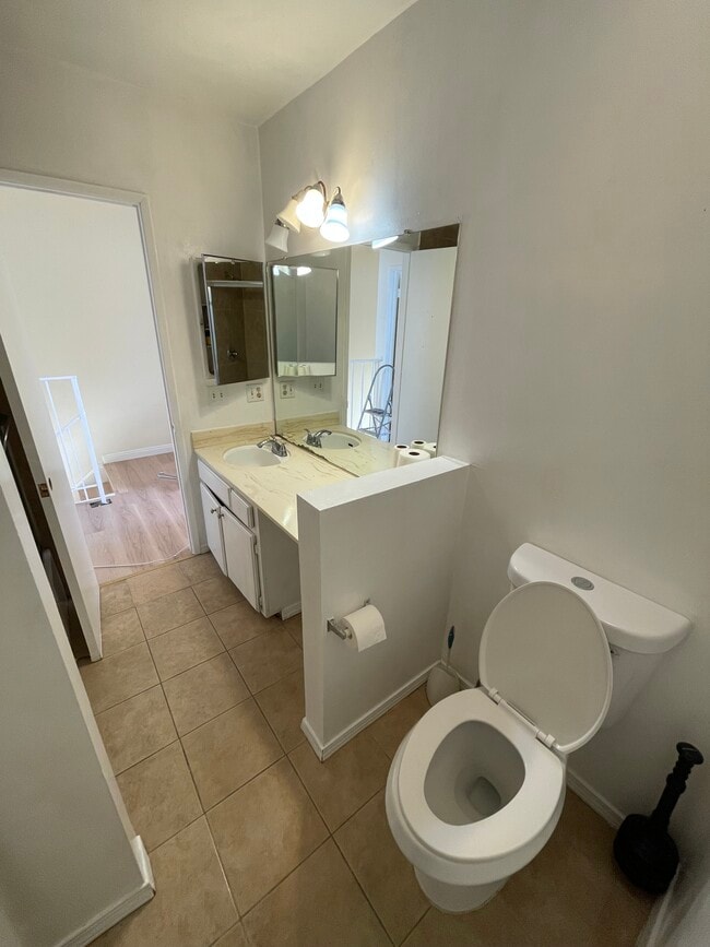 Building Photo - 719 N Eucalyptus Ave