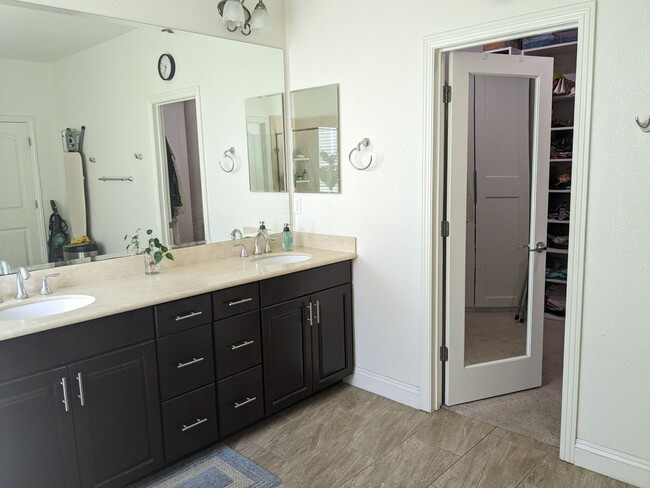 Building Photo - Lovely 4 Bedroom Blackstone Home