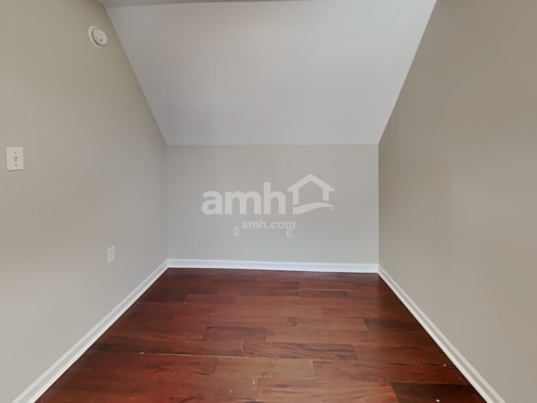 Building Photo - 1900 Roy Dr