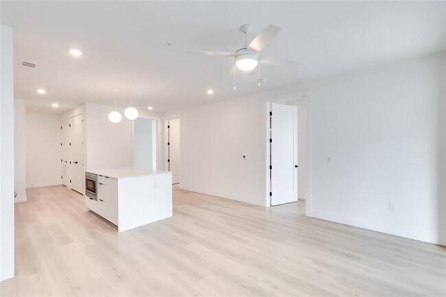 Building Photo - 1701 Simond Ave Ave