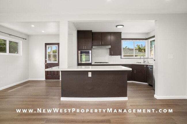 Building Photo - Upgraded Oceanside 3 Bedroom, Available Now! Small Pet OK!