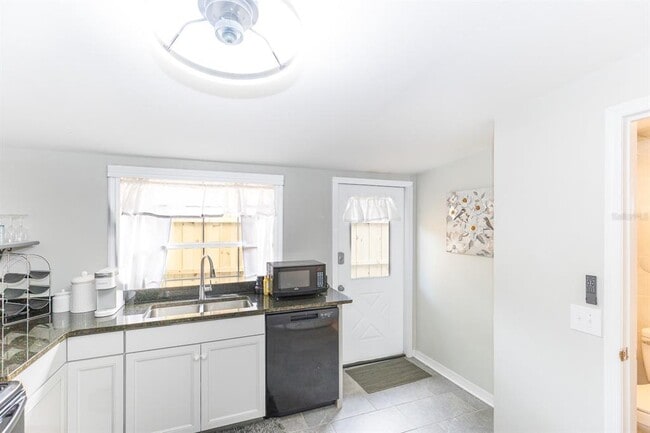 Building Photo - 107 Iona Ave