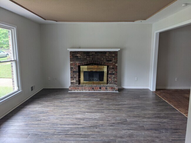 Building Photo - Recently updated Raytown single family home