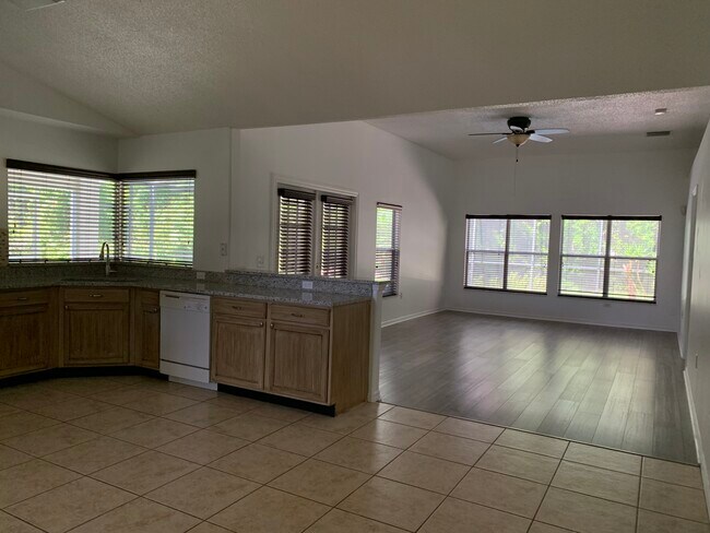 Building Photo - 231 Shady Oak Loop