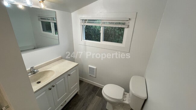 Building Photo - Updated Vintage 2 BD Home on a Spacious Lot - Milwaukie