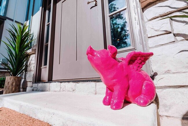 Building Photo - 406 NW Retreat Ln