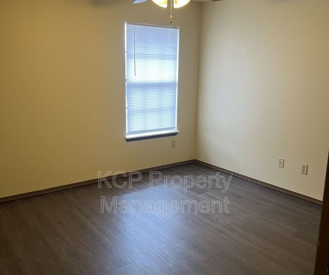 Building Photo - 3210 Phoenix Ave