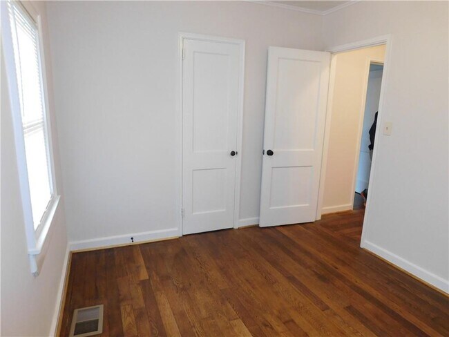 Building Photo - 219 Parkview Dr SE
