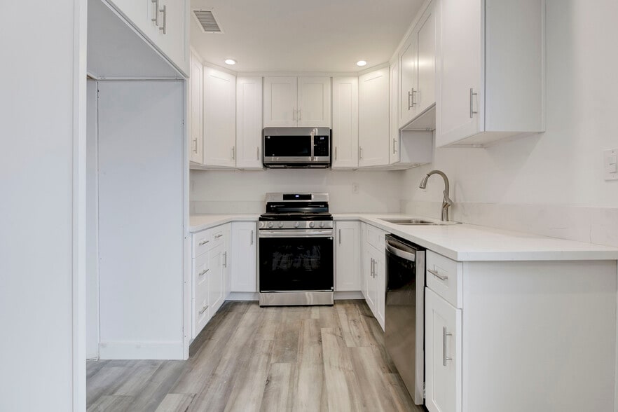 Building Photo - 11324 Haskell Ave