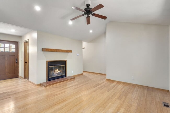 Building Photo - 2 Bedroom/1.5 Bathroom Duplex - ASK ABOUT ...