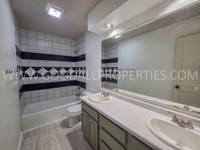 Building Photo - 4 Bedroom Split-Level Home for Rent in Urbandale – 2 Living Areas & Private Backyard!