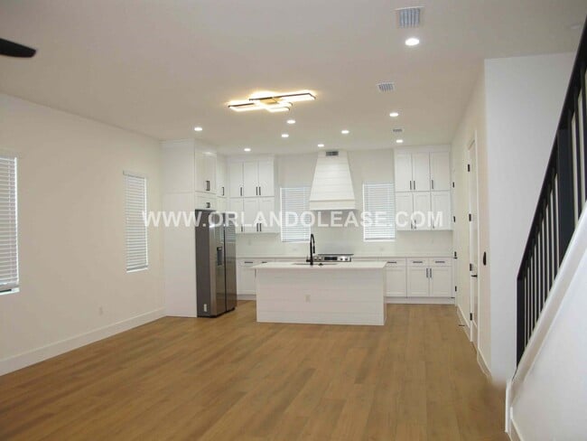 Building Photo - Beautiful 3/3.5 Townhome in the SODO area of Orlando