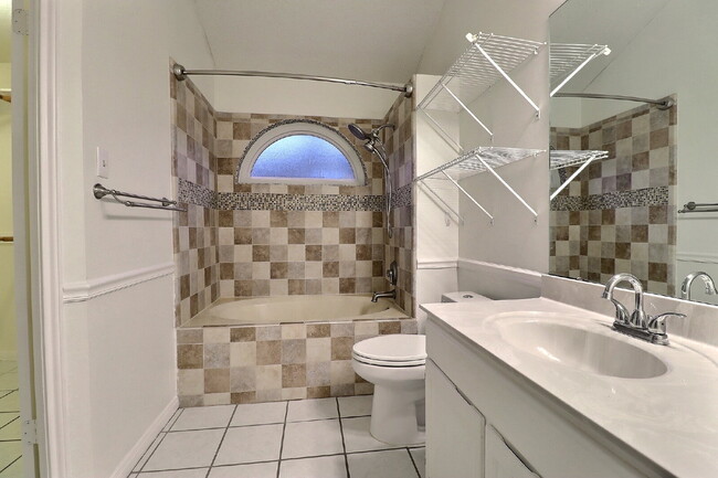 Building Photo - Move-In Ready 3-Bedroom with Included Washer/Dryer and Refrigerator in Northwest San Antonio.