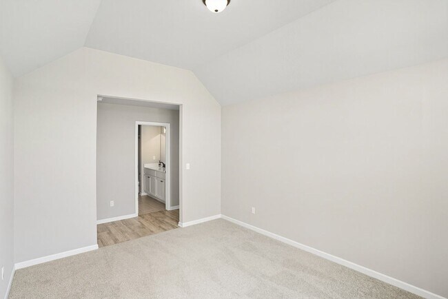 Building Photo - Like new, Move in Ready.