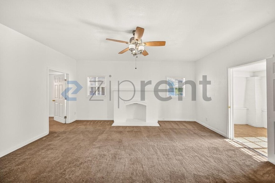 Building Photo - 4062 S Budlong Ave