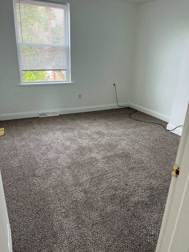 Building Photo - 2 bedroom 1 bath townhouse, Mt Washington