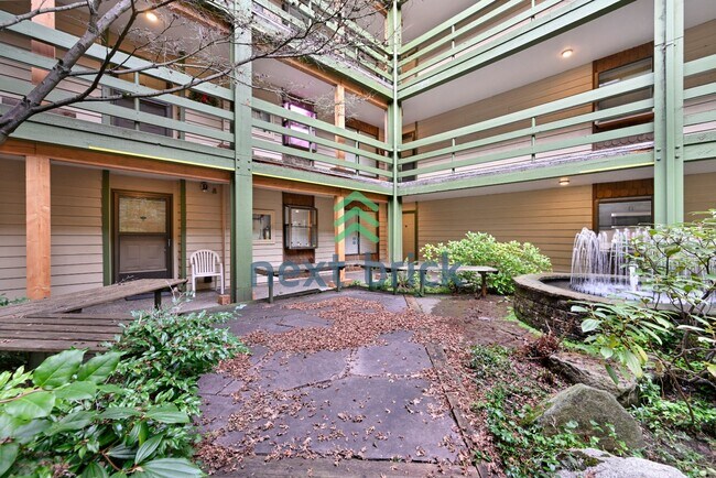 Building Photo - 2 Bed 1 Bath Condo