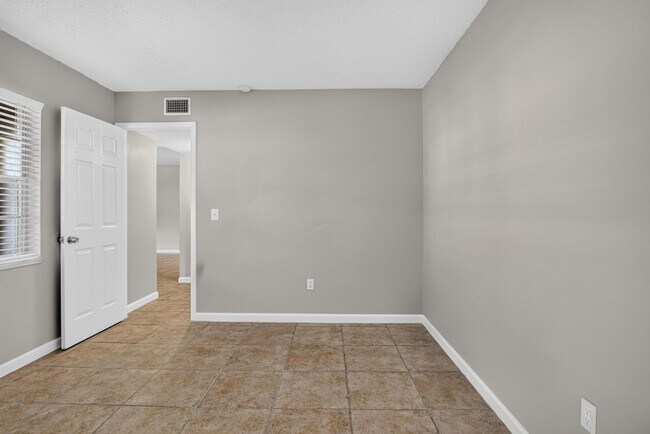 Building Photo - 53 Windtree Ln