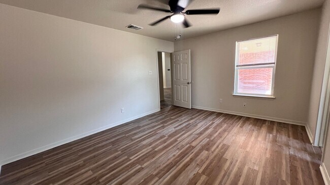 Building Photo - Newly Remodeled 4 Br 2 Bath off Stan Schlu...